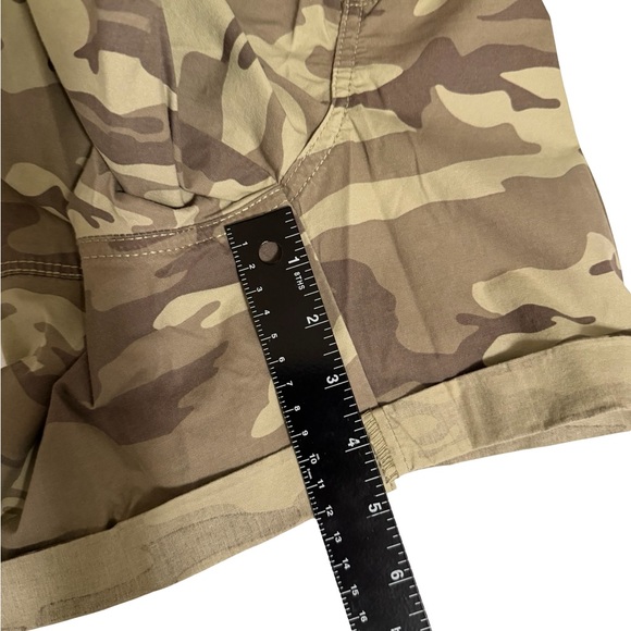 Women's Camo Cargo Shorts in Shades of Green/Khaki Casual Utility Style - Picture 6 of 6